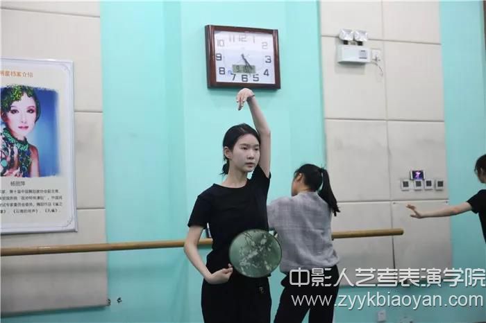 表演培训班形体训练课