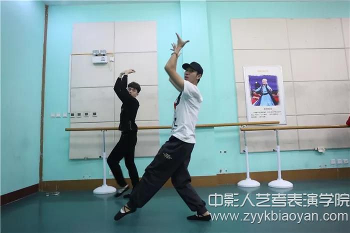 表演培训班形体训练课