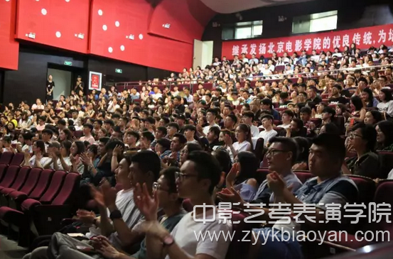 现场掌声不断，北京电影学院新生沉浸在震撼的画面中.jpg